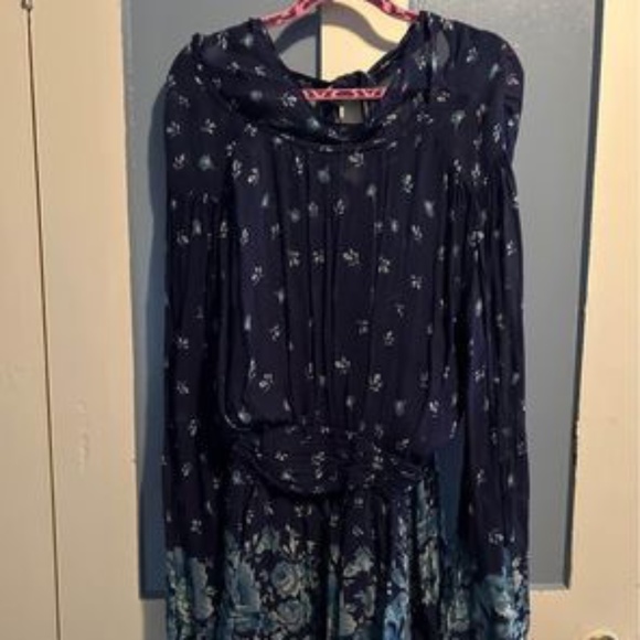 Women’s Dress. - Picture 1 of 2